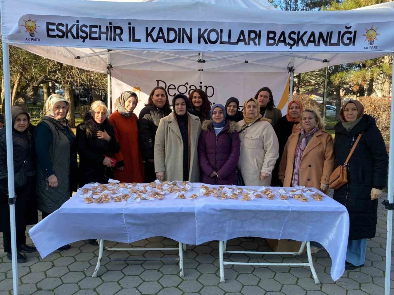 AK Parti Eskişehir Kadın Kolları Regaip Kandili'nde Kandil Simidi Dağıttı