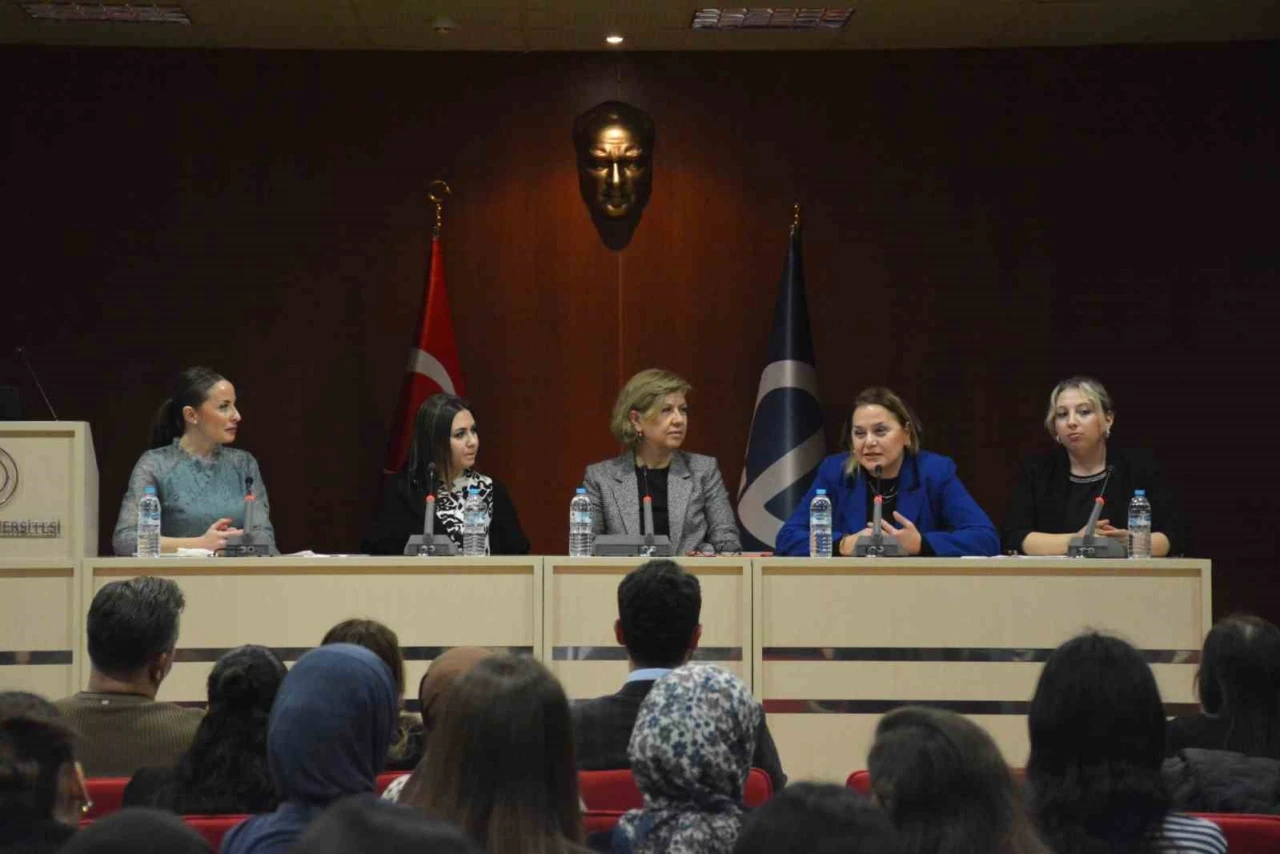 Anadolu Üniversitesi'nde Eczane Hizmetleri Öğrencilerine Yönelik Sektör Buluşması Düzenlendi