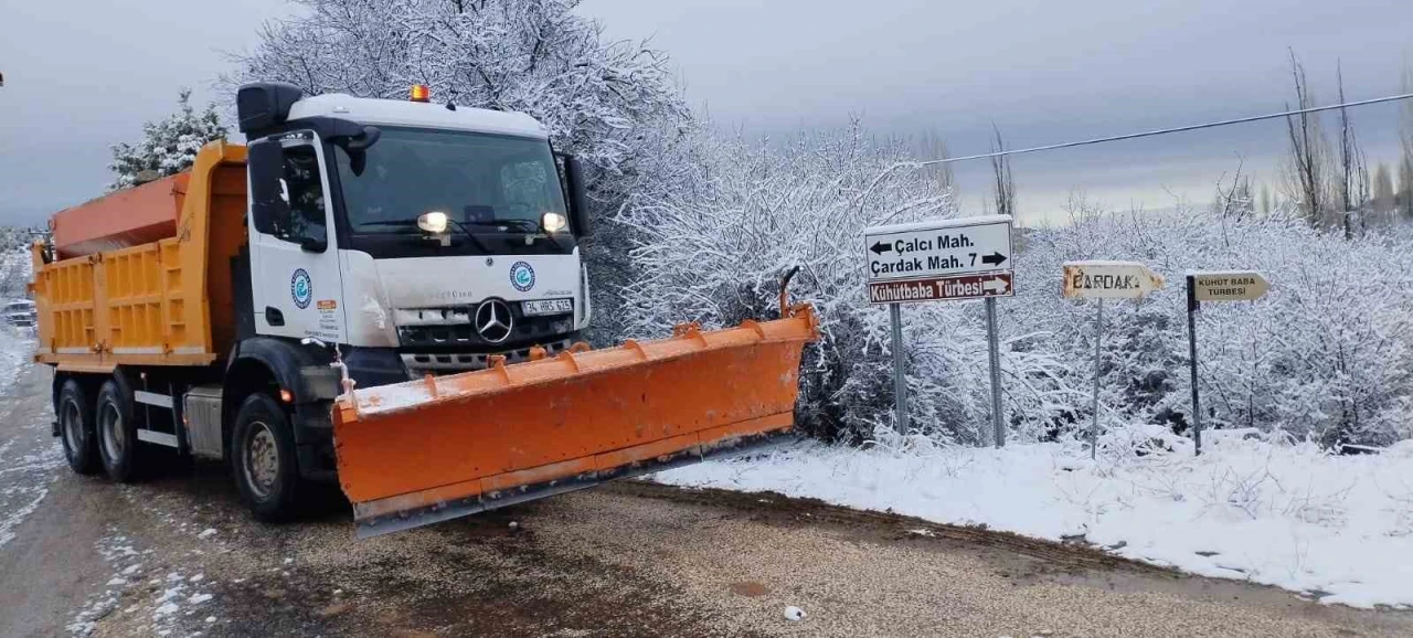 Eskişehir Büyükşehir Belediyesi Karla Mücadeleye Başladı ve Tuzlama Çalışmalarını Sürdürüyor