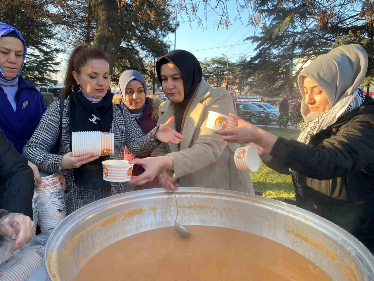 AK Parti Eskişehir İl Kadın Kolları'ndan 500 Kişiye Sıcak Çorba İkramı!