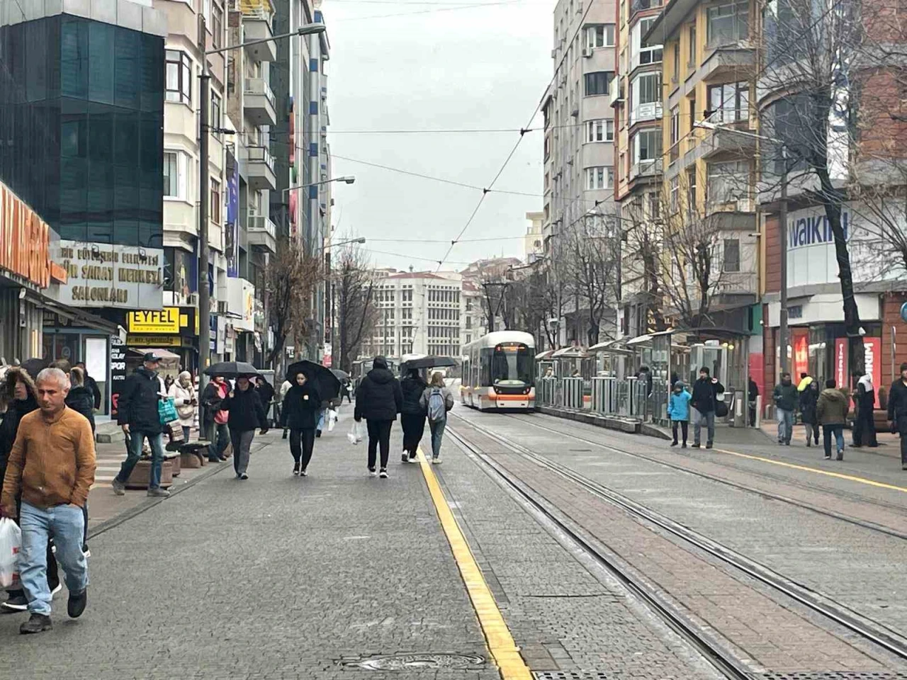 Eskişehir’de Yağmur Vatandaşları Hazırlıksız Yakaladı