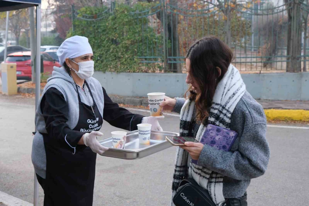 “Günaydın Çorbası” Gençler Tarafından Yoğun İlgi Gördü