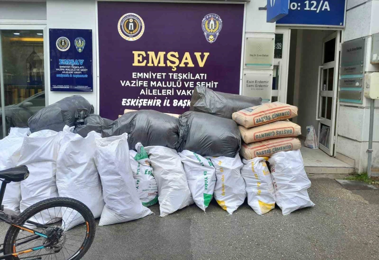 İnşaat Atıkları Kaldırımı İşgal Edince Vatandaşlardan Tepki Geldi