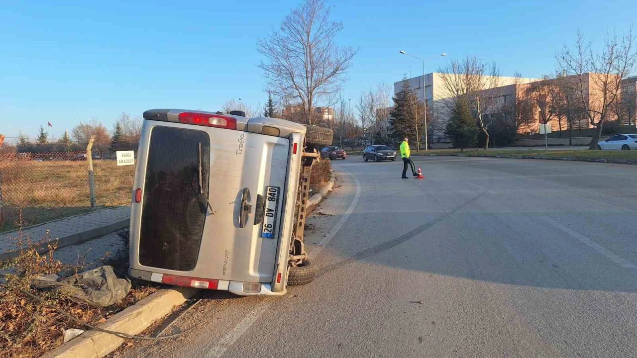 Odunpazarı’nda Kontrolden Çıkan Minibüs Devrildi