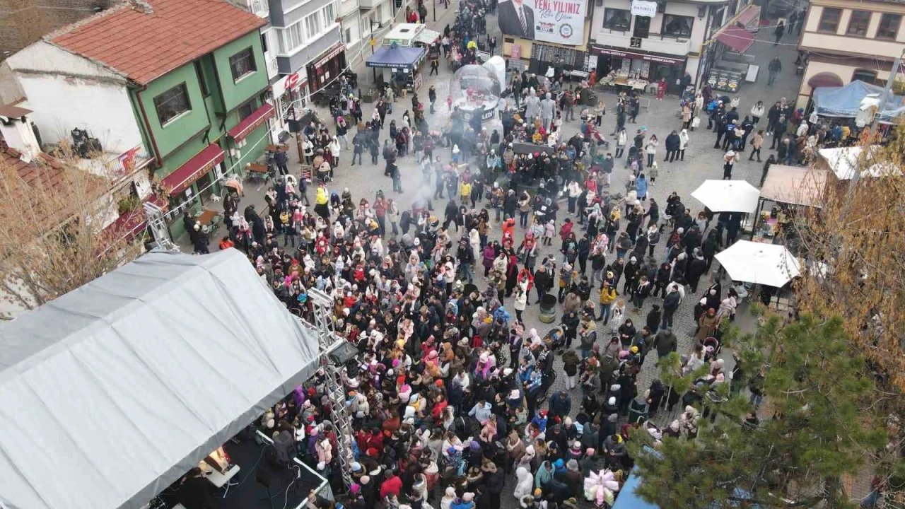 Odunpazarı Belediyesi’nin yeni yıl pazarı büyük ilgi gördü