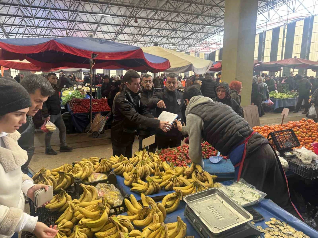 Odunpazarı Belediyesi Semt Pazarlarında Terazi ve Etiket Denetimleri Yapıyor