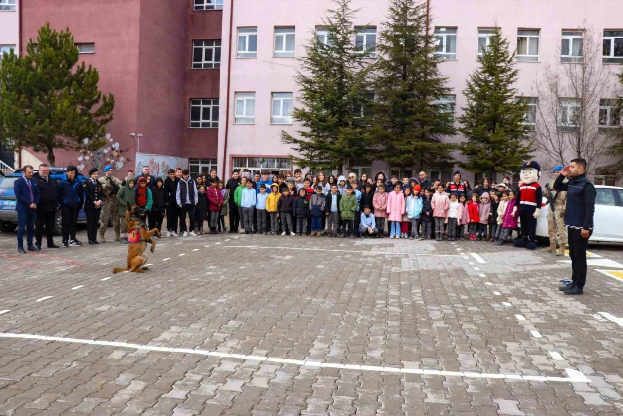 Jandarma Öğrencilere Güvenli Okul Güvenli Gelecek Projesi ile Mesleğini Tanıttı