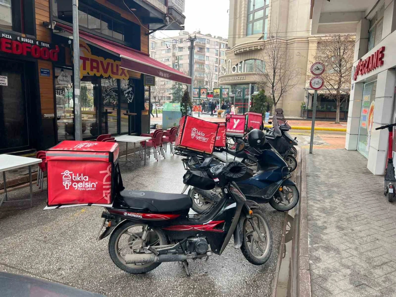 Eskişehir'de Trafiğe Kapalı Sokak Otoparka Dönüştü