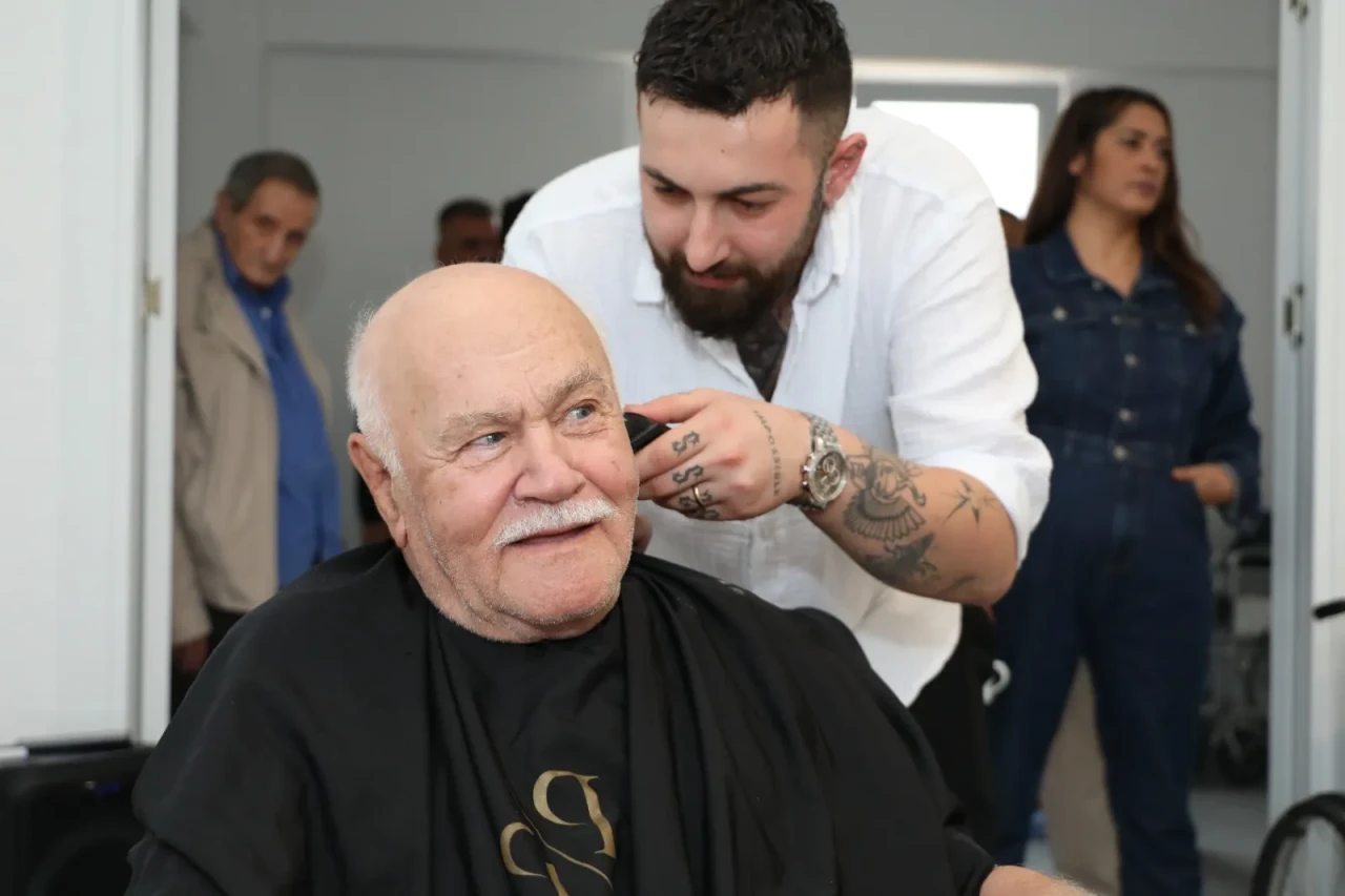 Kuaförlerden Koca Çınarlara Anlamlı Jest