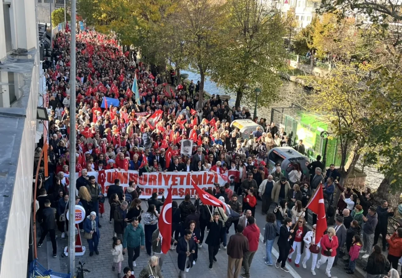 Eskişehir’de STK’ların öncülüğünde Cumhuriyet yürüyüşü coşkusu