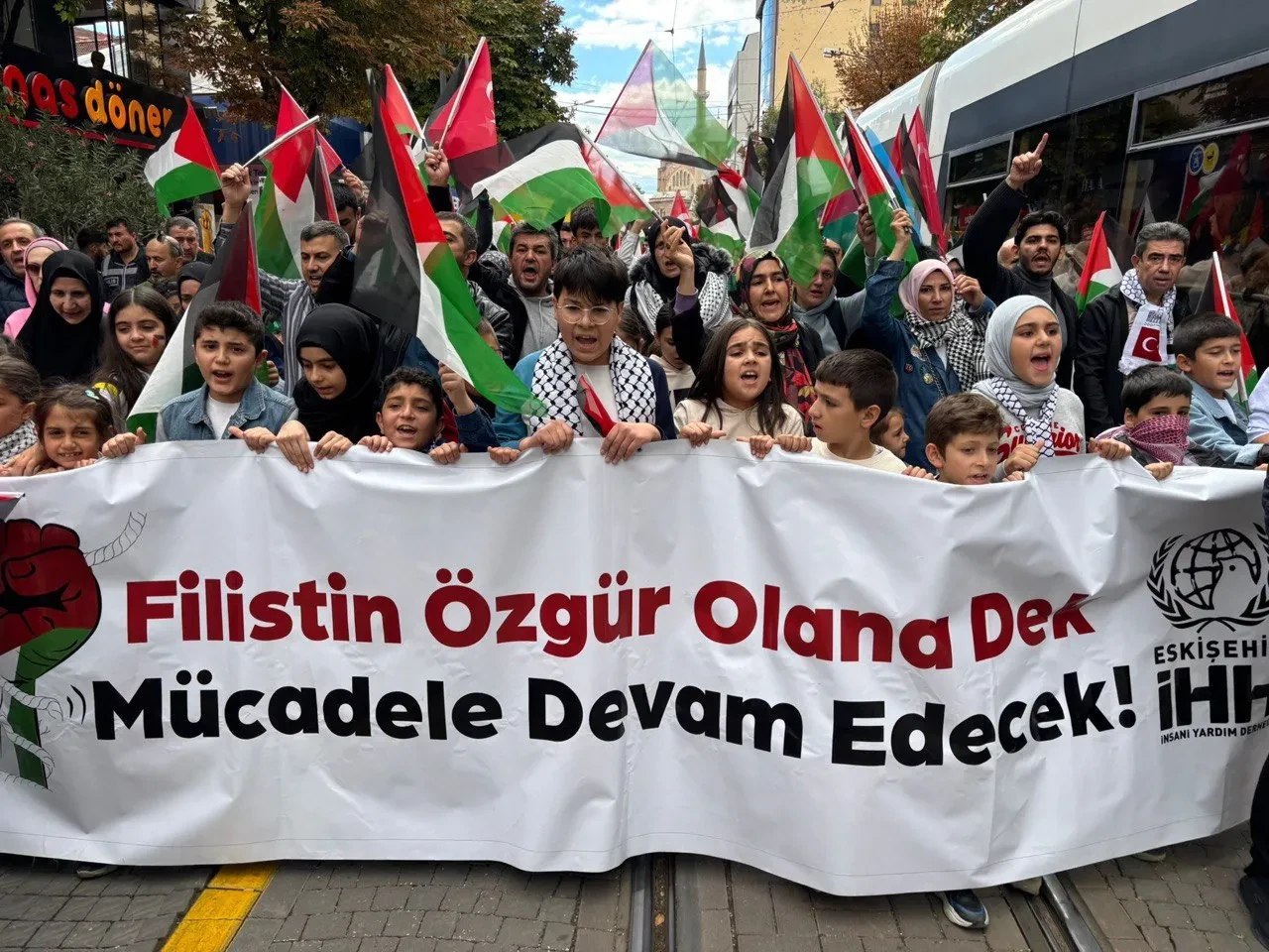 Eskişehir’de Filistin’e Destek Yürüyüşünde Pankartı Çocuklar Taşıdı