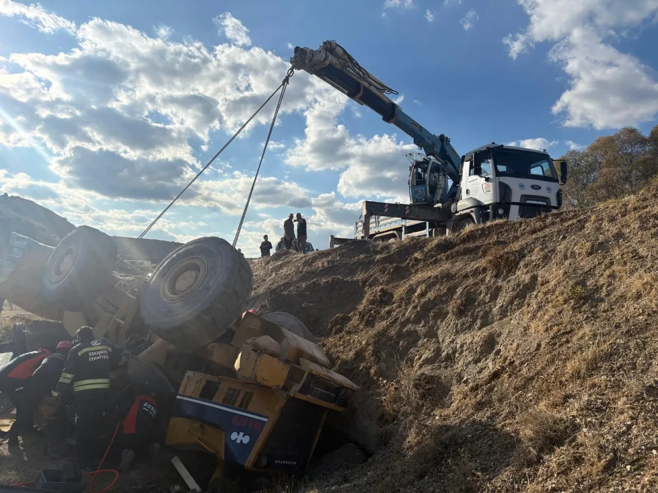 Eskişehir’de iş makinesi devrildi: Operatör altında kaldı