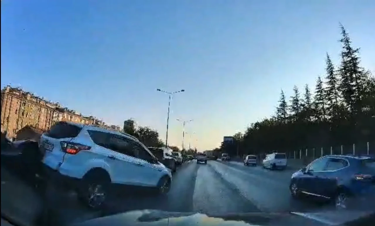 Eskişehir Çevreyolu’nda Zincirleme Kaza Anı Kameralara Yansıdı