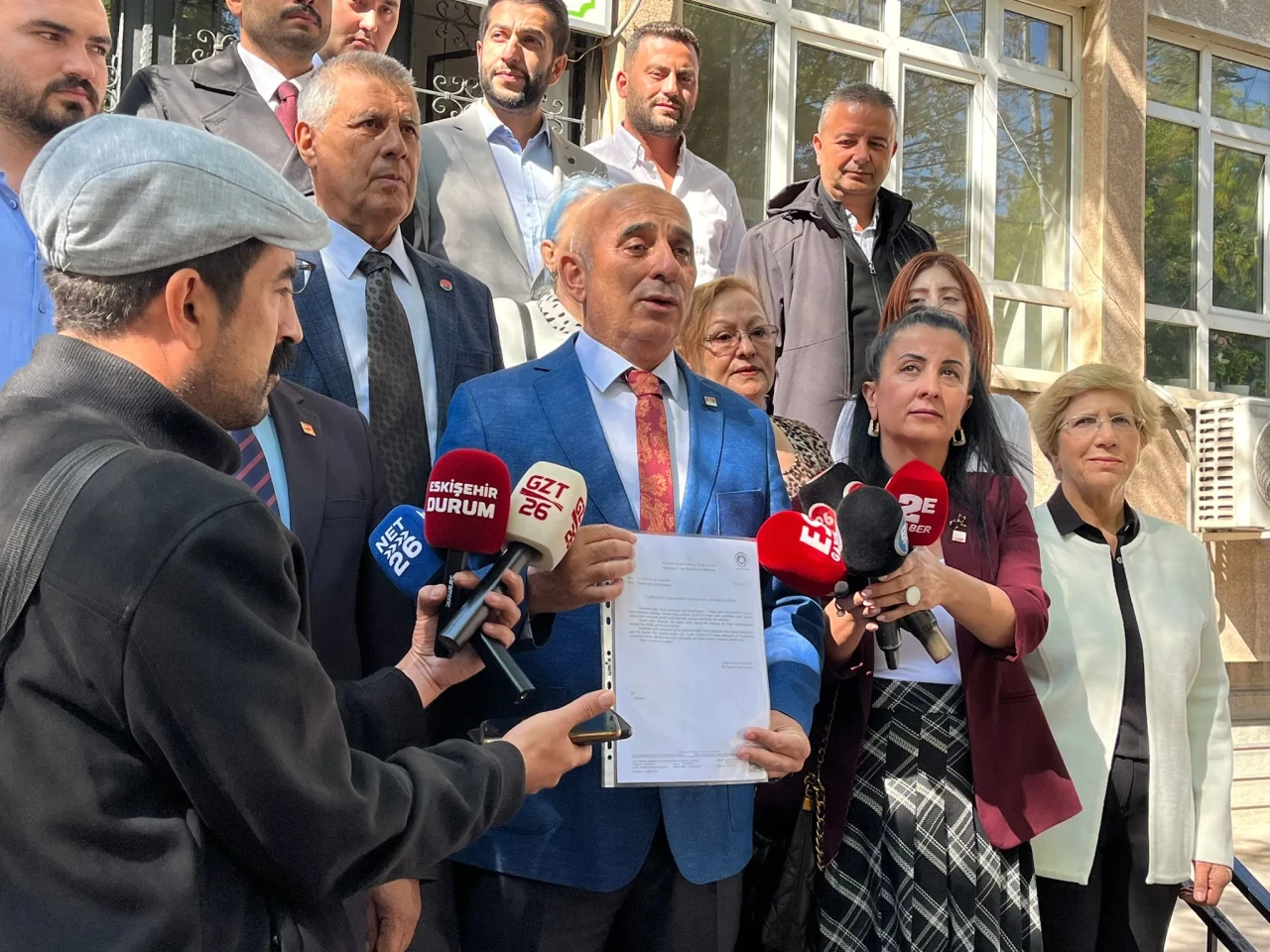 CHP Odunpazarı İlçe Başkanı Rahmi Çınar mazbatasını aldı