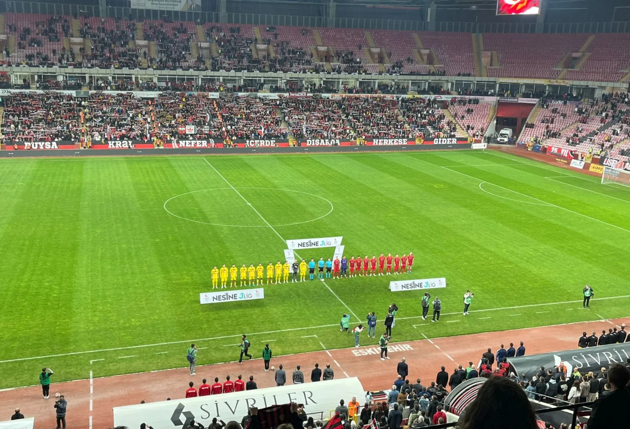 Eskişehirspor – Denizli İdman Yurdu Maçı Başladı