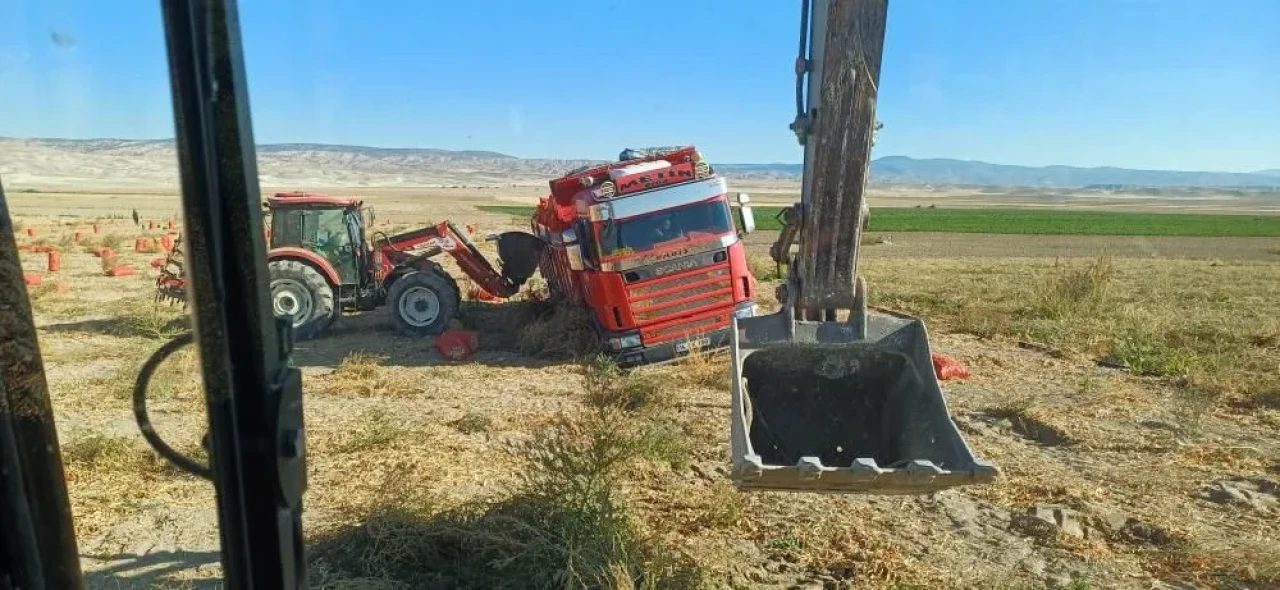 22 Ton Soğan Taşıyan Tır Tarlada Toprağa Gömüldü