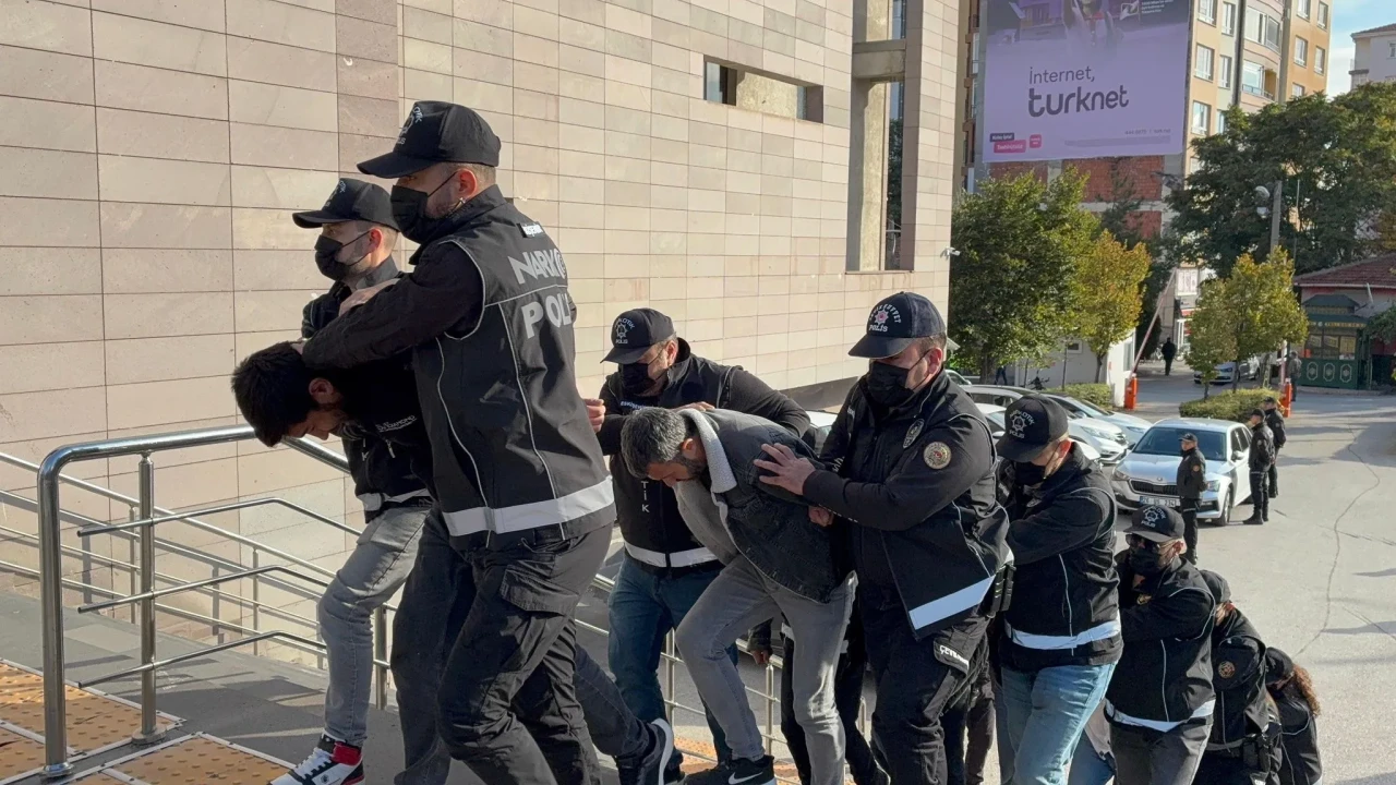 Eskişehir’de zehir tacirlerine eş zamanlı operasyon: 8 tutuklama