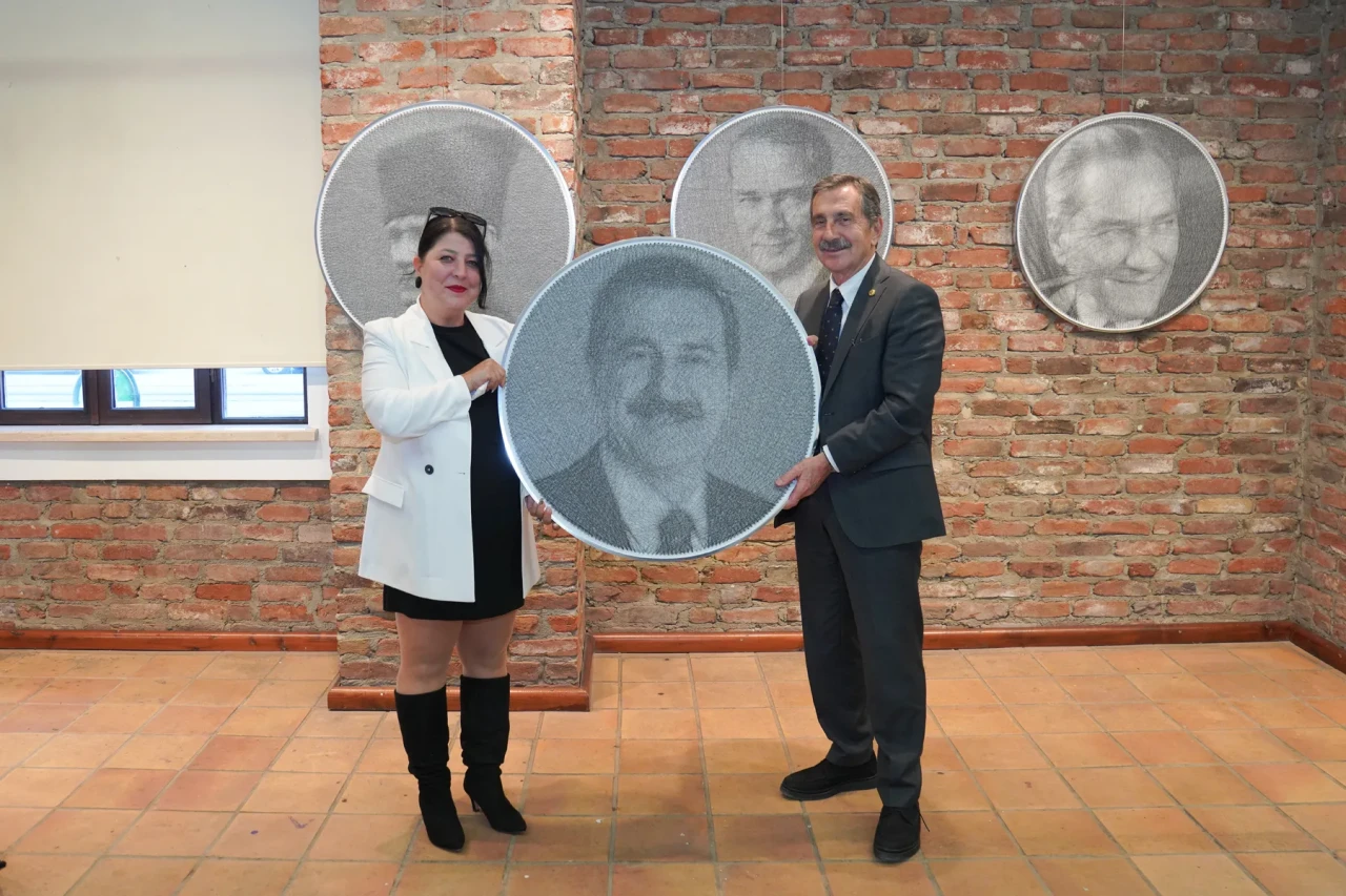 İnce iplerle örülen Atatürk portreleri sergisi açıldı