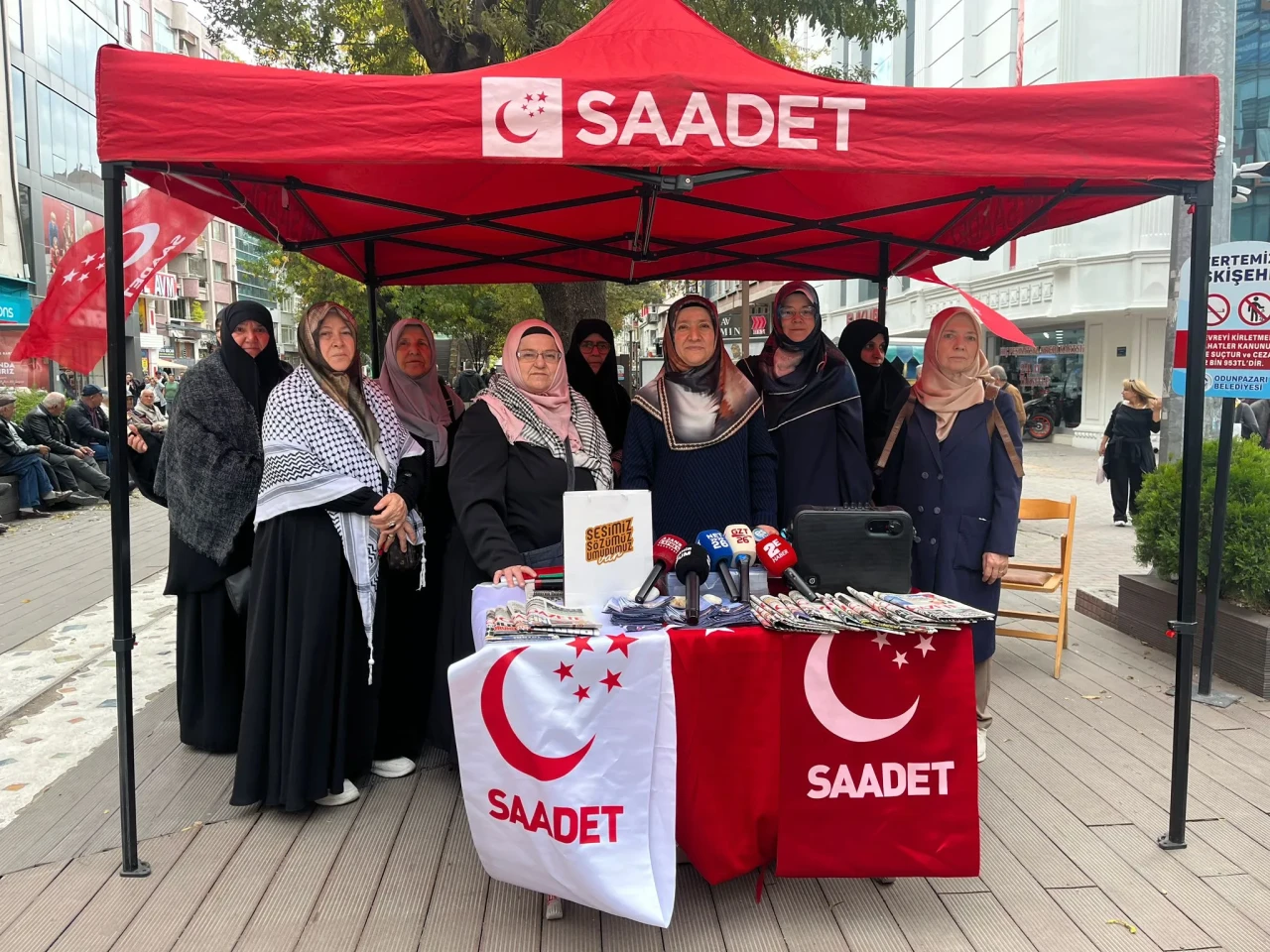 Saadet Partili kadınlar yoksul çocuklar için sahada