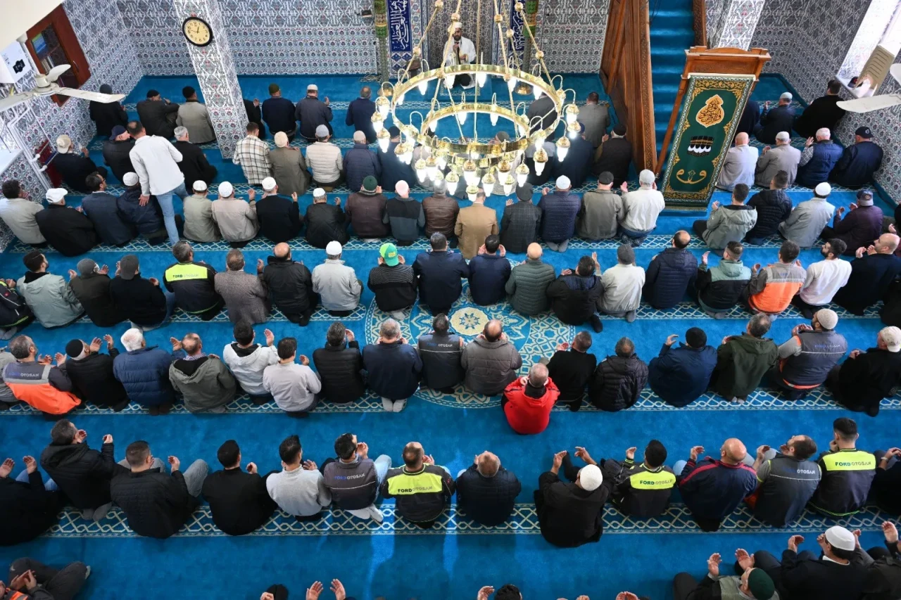 “Yıllara Meydan Okuyan Cami Sessizce Yenilendi… Ama O Gün Mahallede Bambaşka Bir Şey Oldu!”