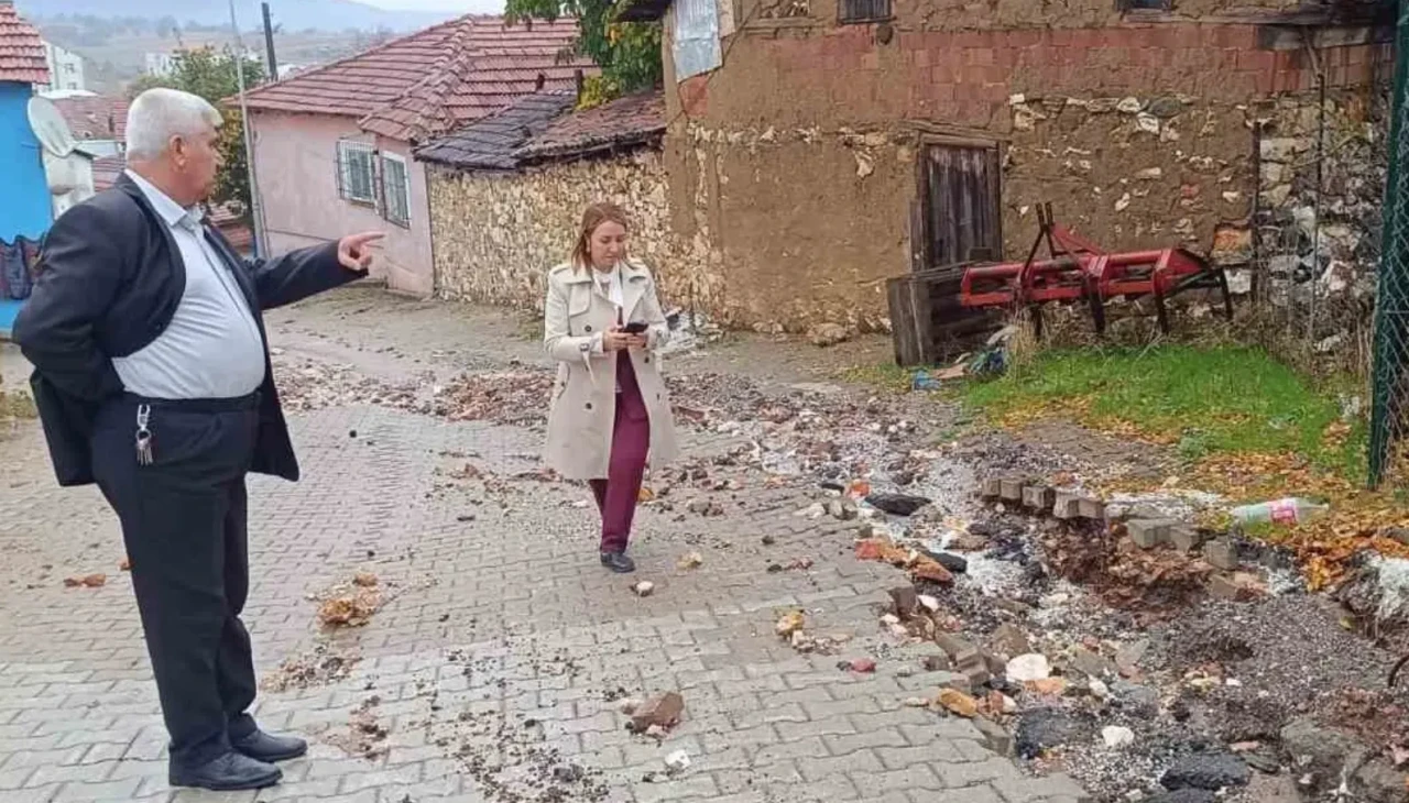 Bilecik’te Sağanak Sonrası Sokaklar Taş ve Kaya Parçalarıyla Kaplandı