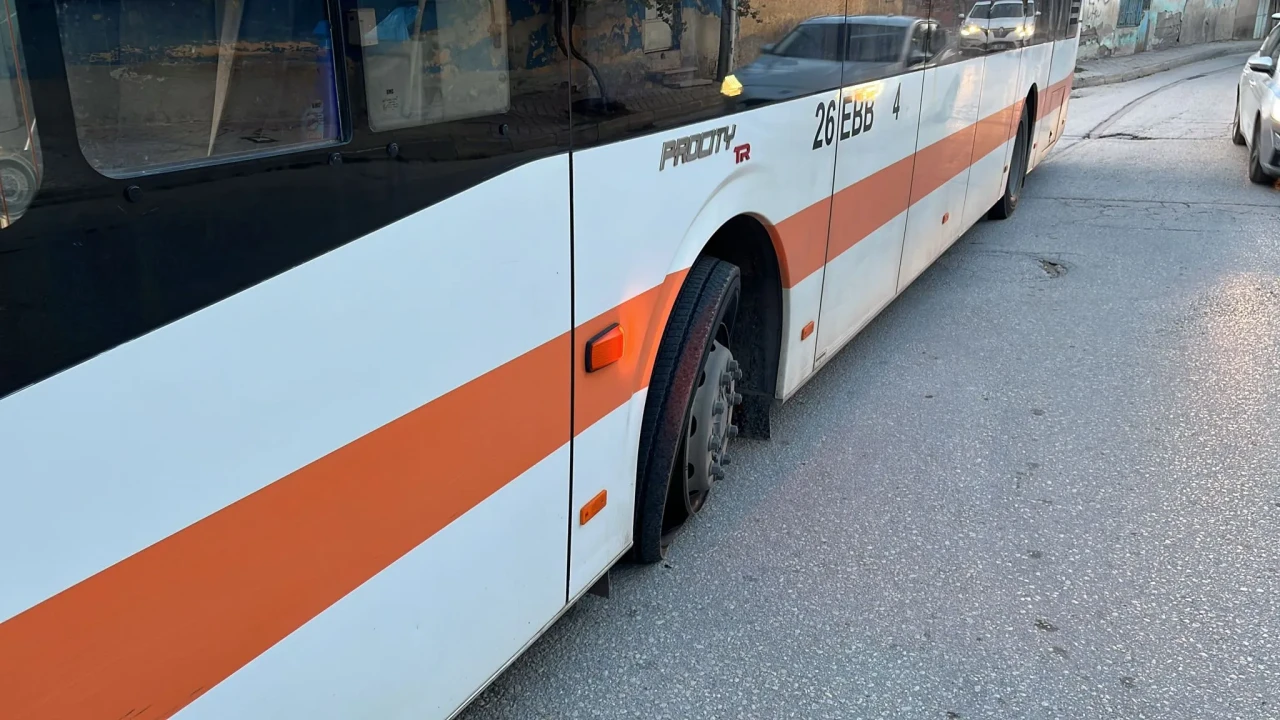 Eskişehir’de belediye otobüsünün lastiği patladı, yolcular soğukta kaldı!