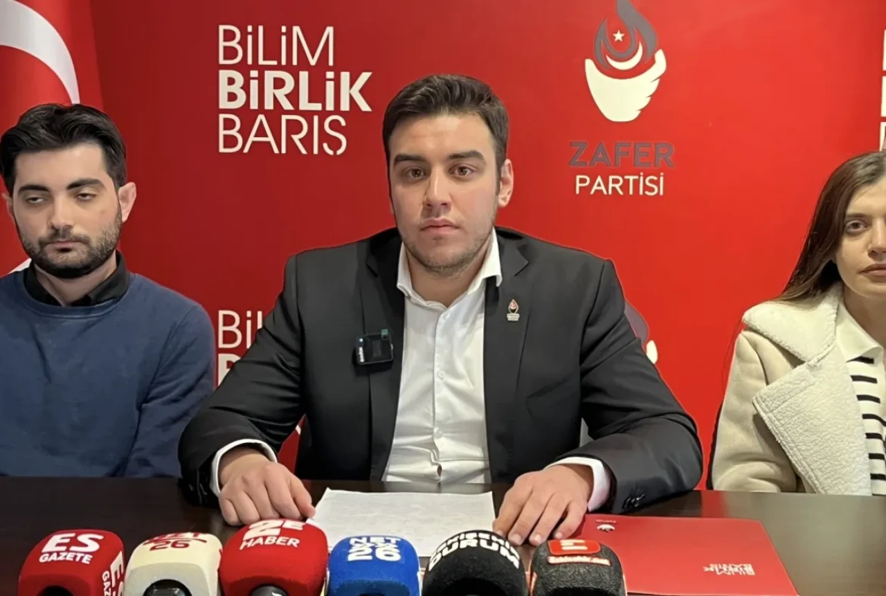 Özgür Kent: “Atatürk’ün askeri olarak ihanet sürecine karşı dağ gibi duracağız”