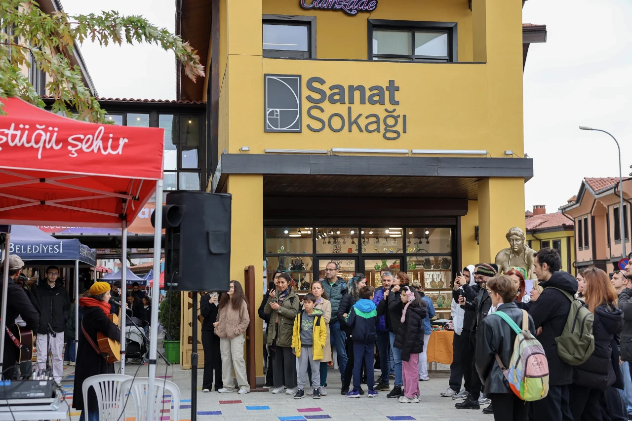 Eskişehir’de Sanat Sokağı’nda Sokakta Panayır Var Etkinliği Renkli Anlara Sahne Oldu