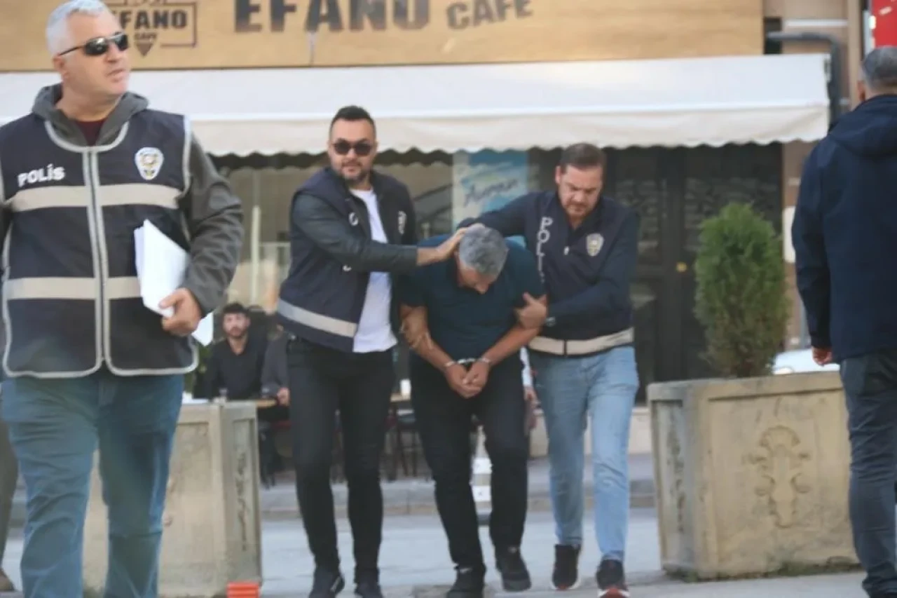 Eskişehir’de 5 Yaşındaki Çocuğunu Tekmeleyen Baba Tutuklandı
