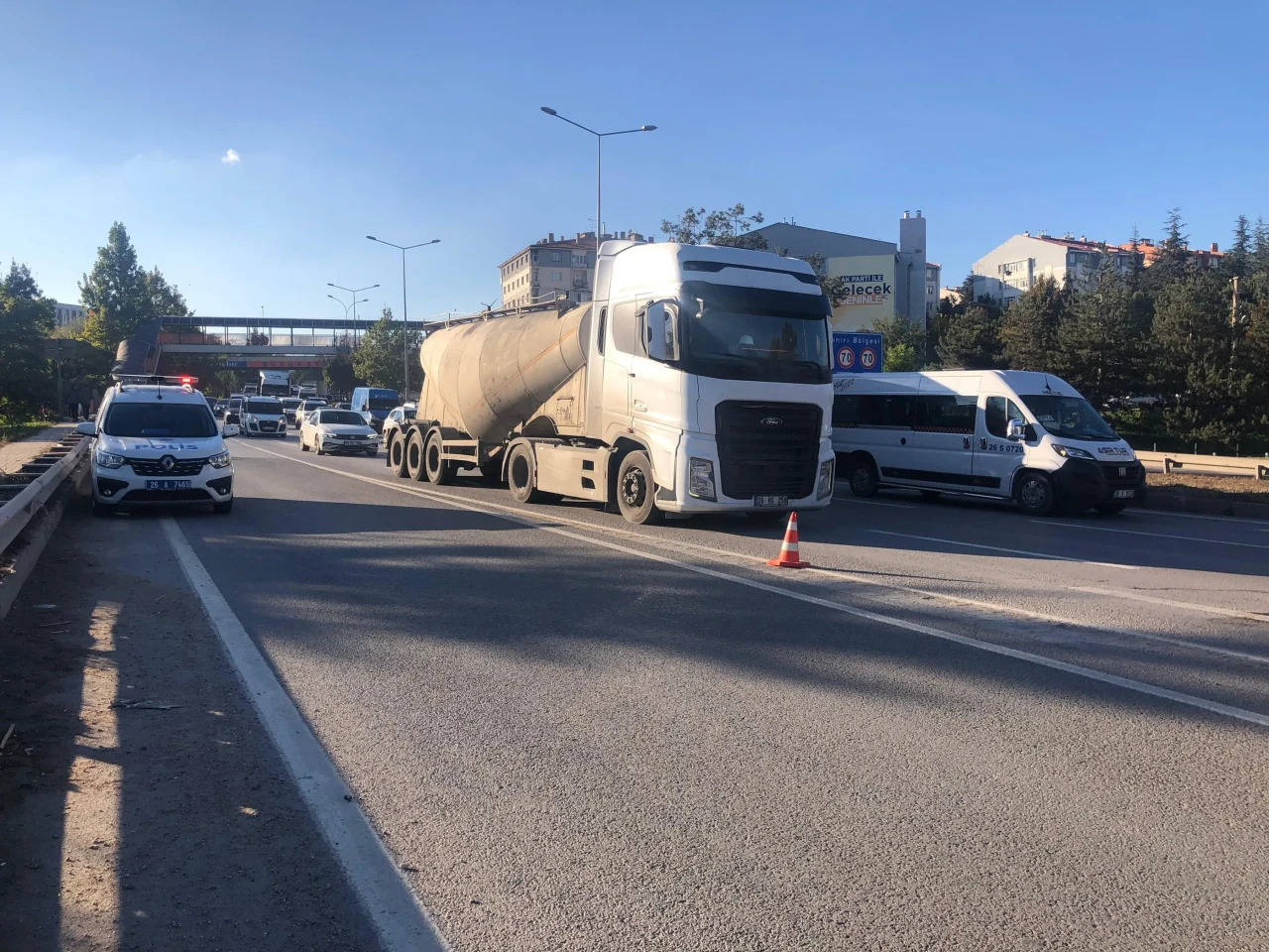 Eskişehir’de Motosiklet Hafif Ticari Araca Çarptı