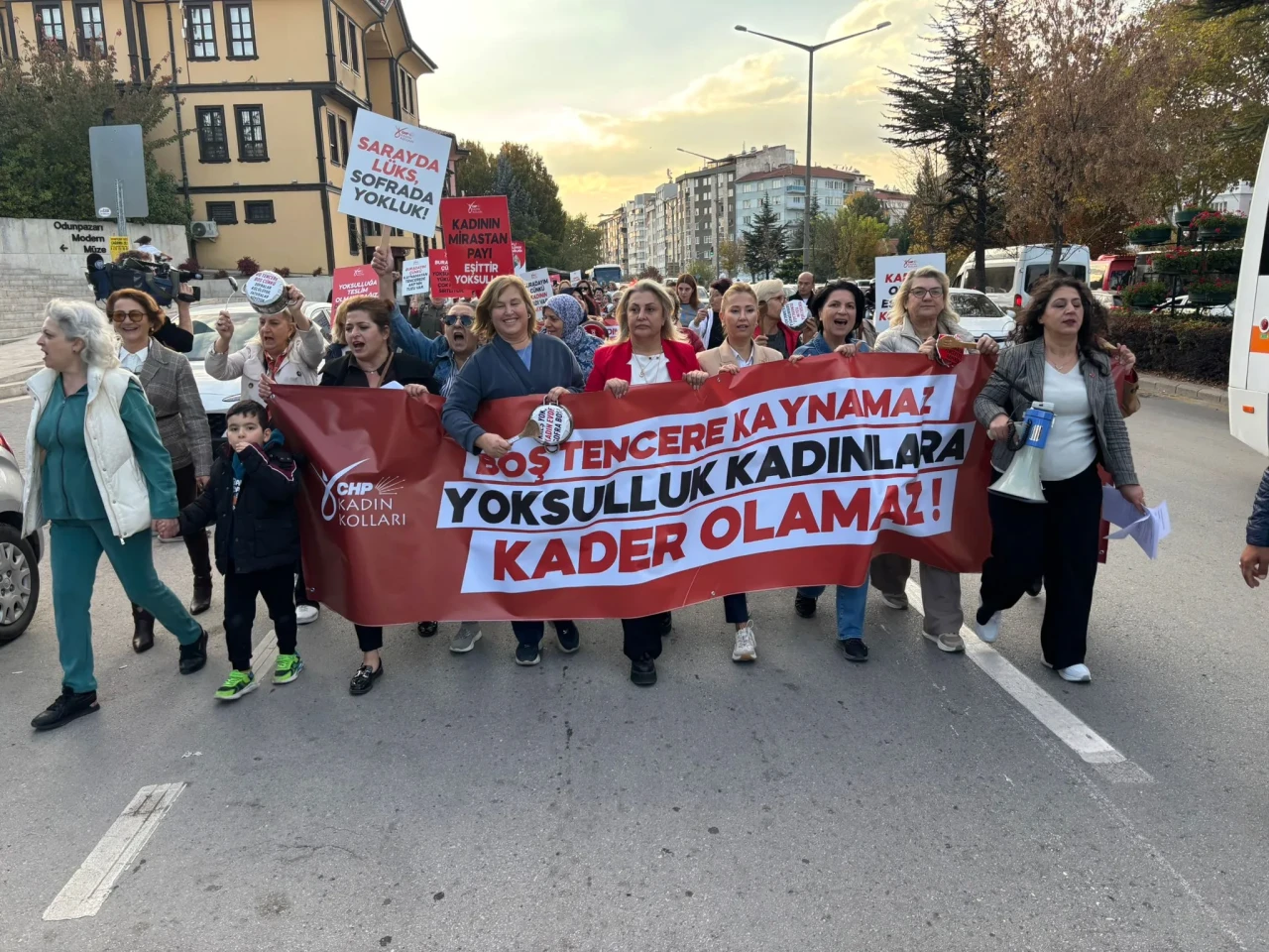 CHP Kadın Kolları:“Bu ülkede yoksulluğun bile cinsiyeti var!”