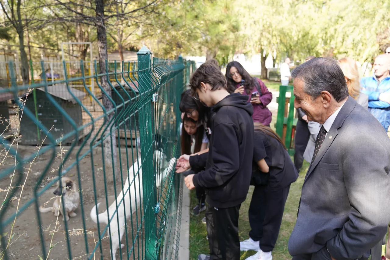 Başkan Ataç Öğrencilerle Sokak Hayvanları İçin Bir Araya Geldi