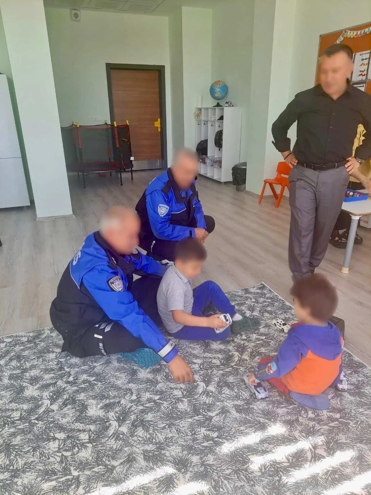 Polislerden Çocuklara Anlamlı Ziyaret