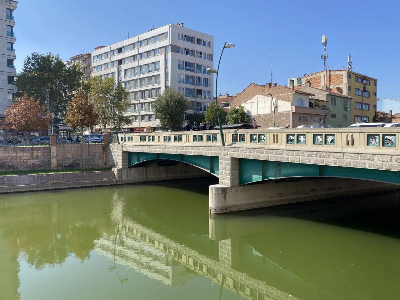 Eskişehir’de Köprüden Atlamak İsteyen Genci Kız Arkadaşı İkna Etti