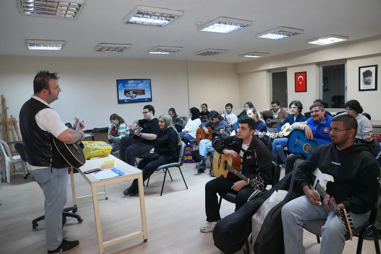 Tepebaşı’nda Gençler Ücretsiz Gitar ve Bağlama Eğitimi Alıyor