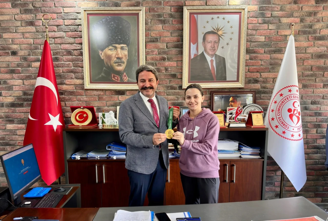 Altın Madalya ile Döndü, İlk Tebrik Eskişehir Gençlik Spor İl Müdürü’nden Geldi