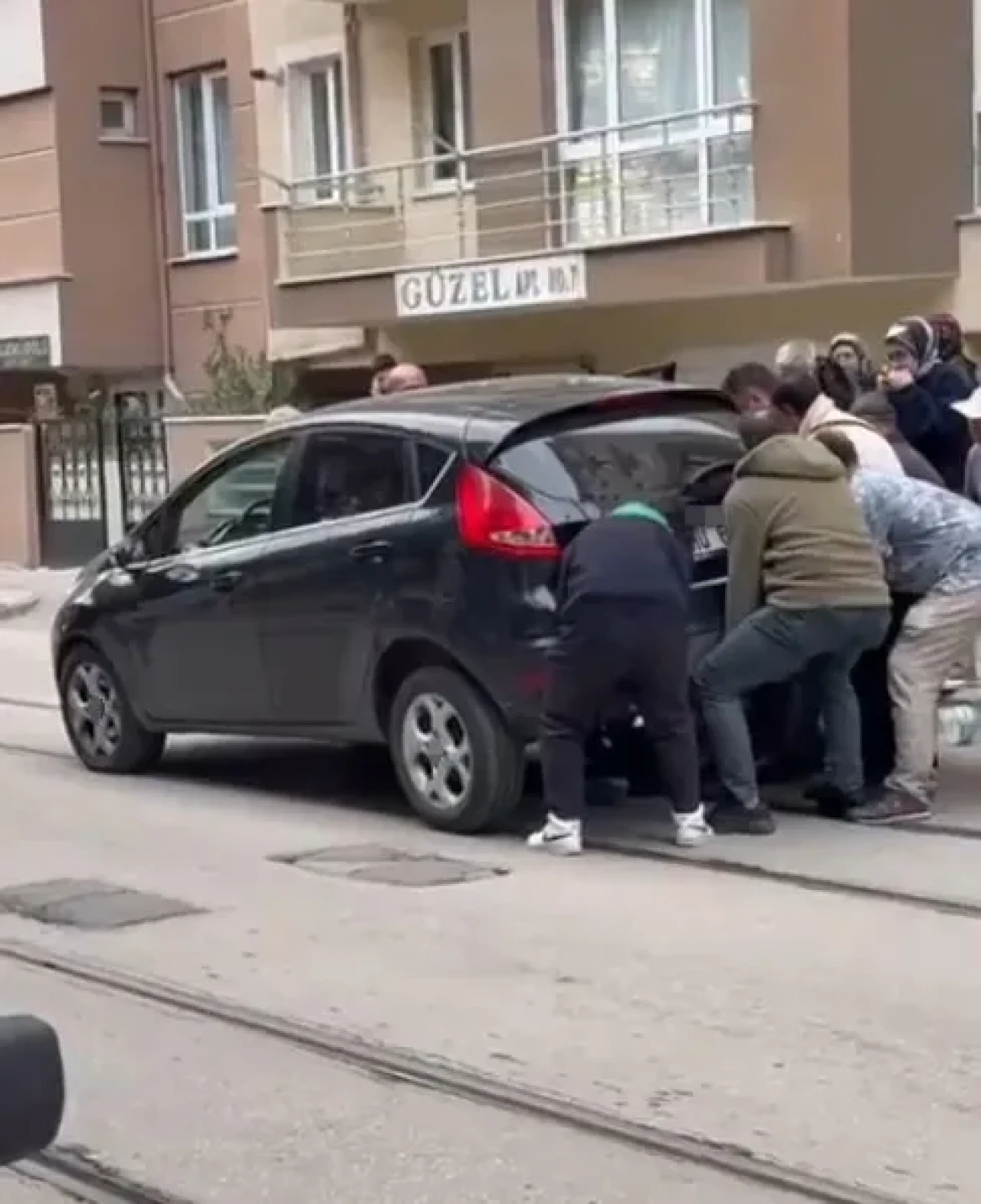 Eskişehir’de Otomobilin Altında Kalan Çocuk Yaralandı