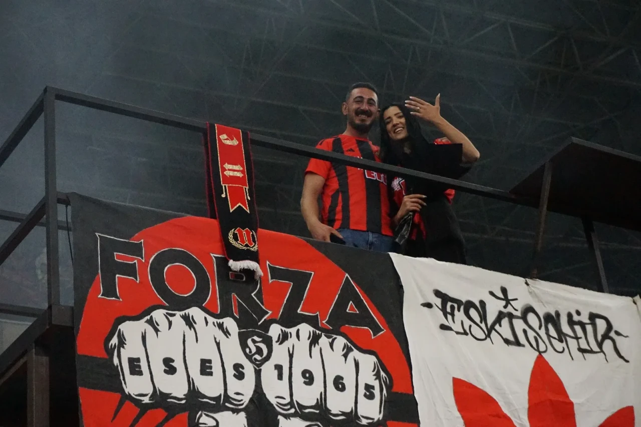 Eskişehirspor maçında sürpriz evlilik teklifi!