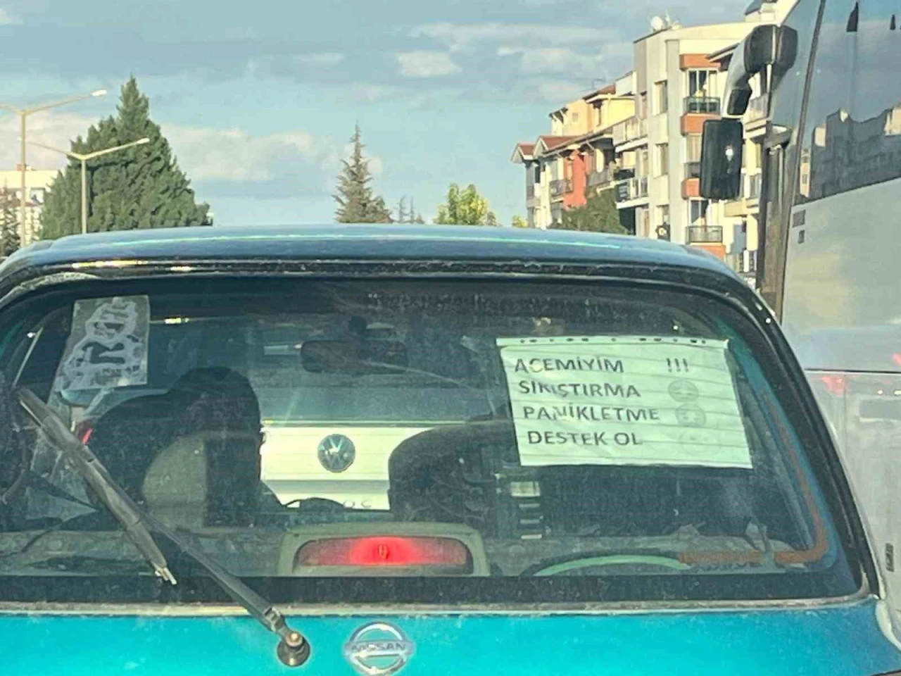 Eskişehir Trafiğinde Dikkat Çeken Not: “Acemiyim, Sıkıştırma, Panikletme, Destek Ol”