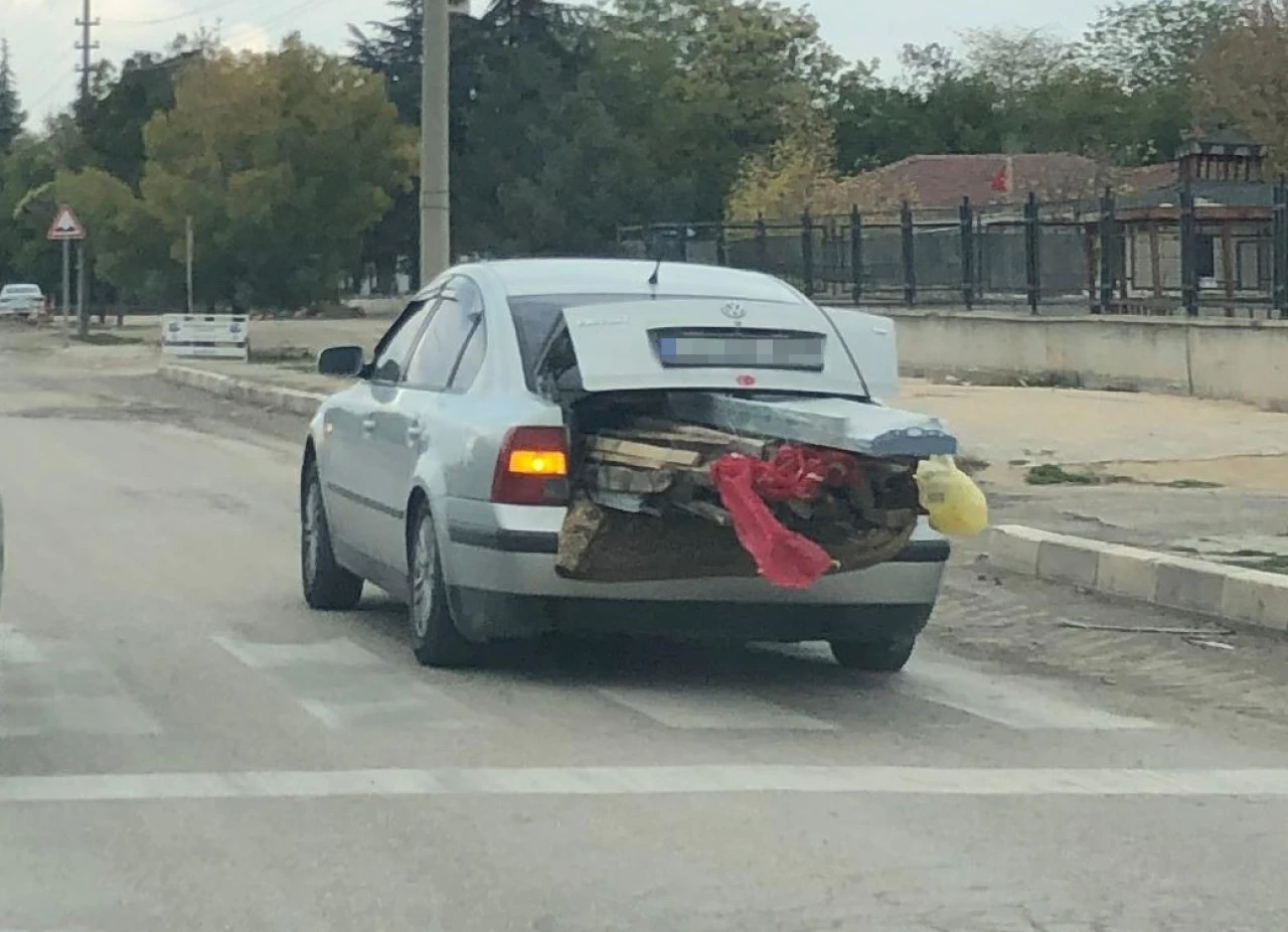 Bagajına kereste yükleyip trafiğe çıktı