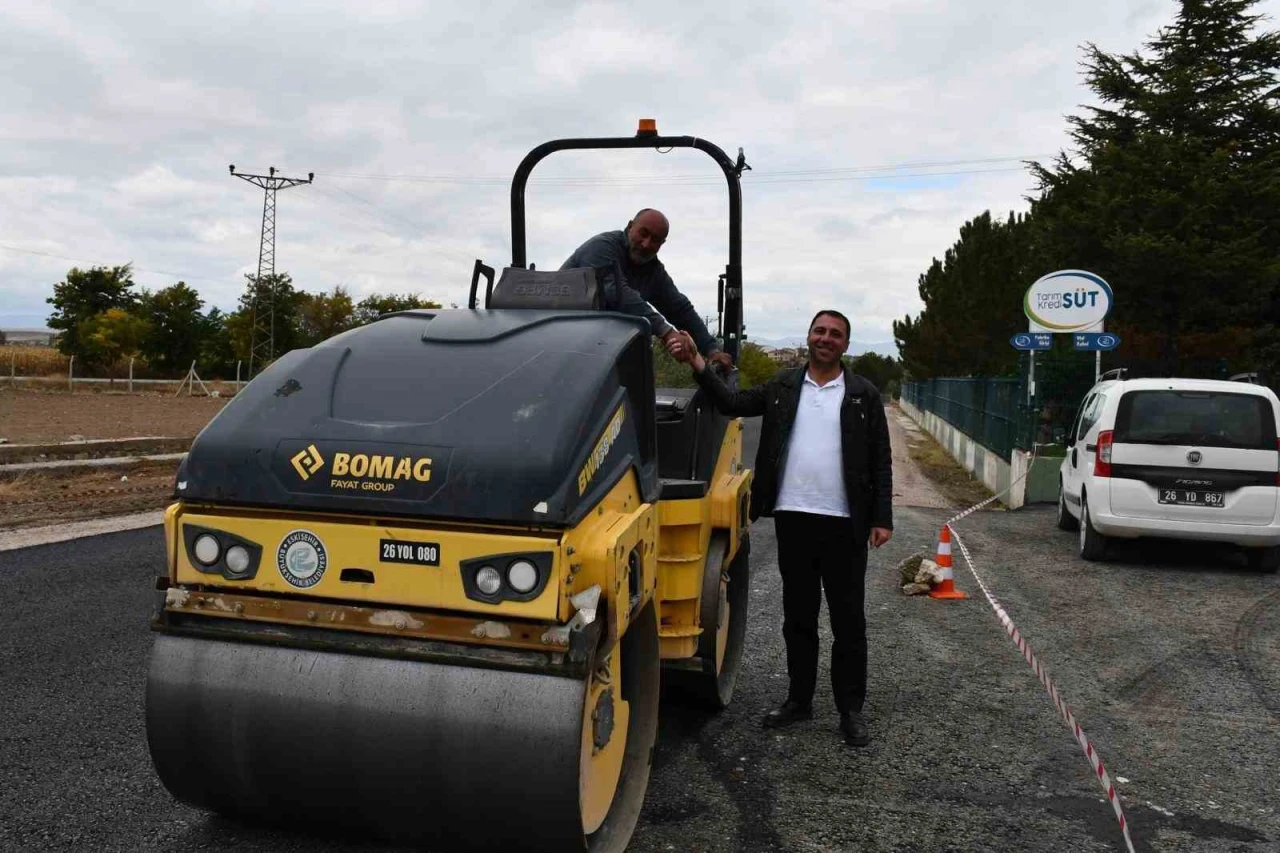 Beylikova'da Süt Fabrikası Yolu Sıcak Asfaltla Yenilendi