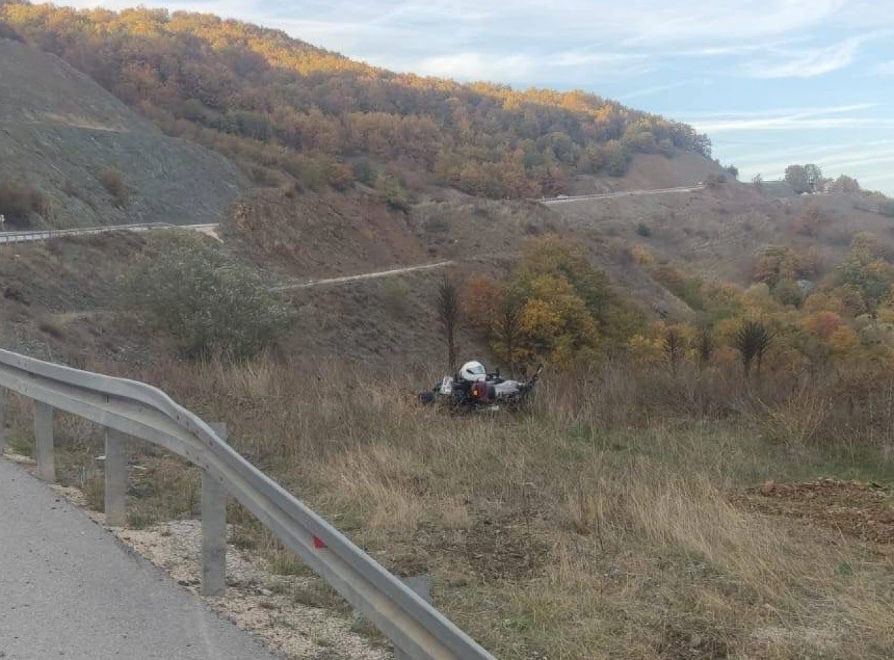 Bilecik’te gerçekleşen kazada motosiklet şarampole uçtu, sürücü yaralandı