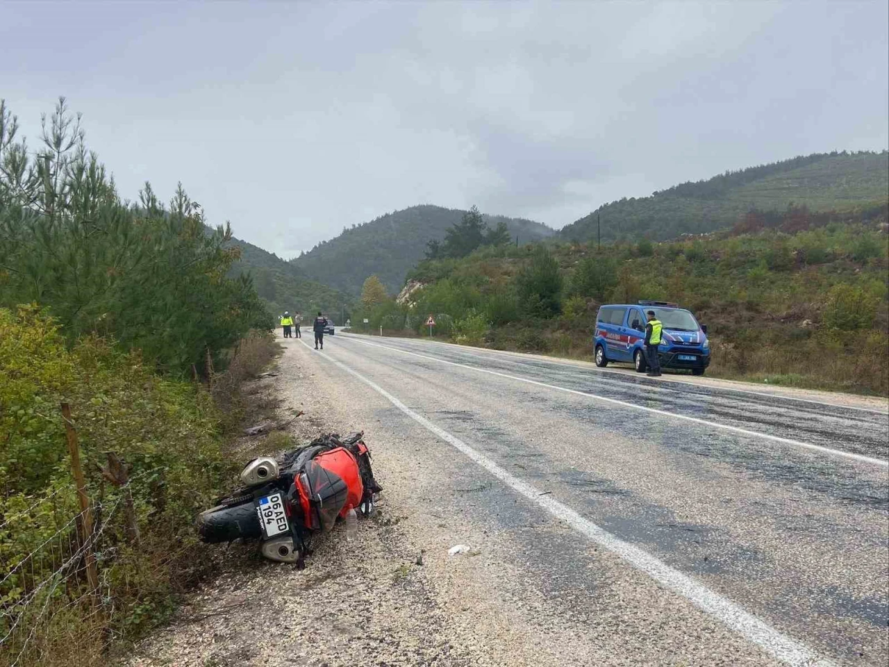 Direksiyon hakimiyetini kaybeden motorsiklet sürücüsü yaralandı