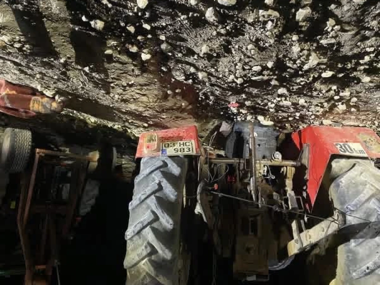 Devrilen traktörün altında kalan genç adam yaşamını yitirdi