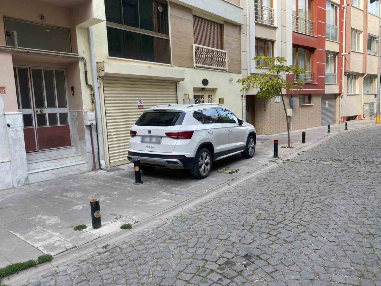Eskişehir’de kaldırım ve garaj önleri otoparka döndü