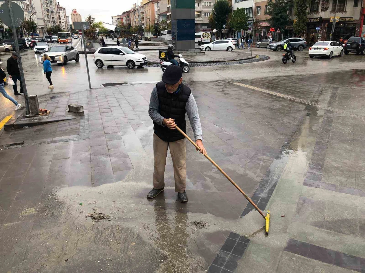 Yağmur Sonrası Çamuru Temizleyen Vatandaş Örnek Davranışıyla Dikkat Çekti