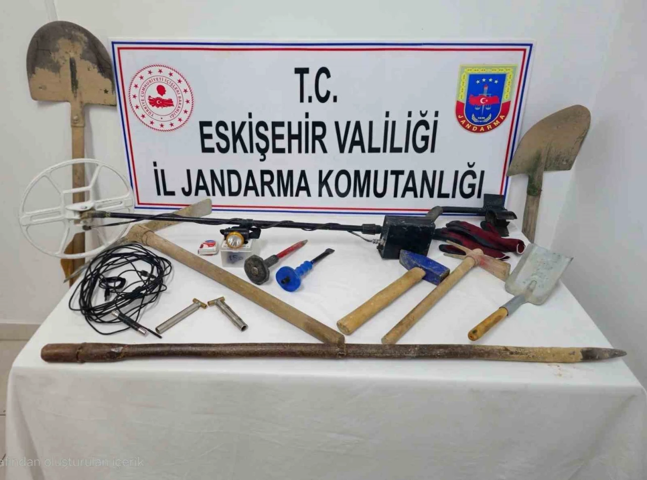 Sivrihisar’da Kaçak Kazı Operasyonu'nda 3 Kişi Suçüstü Yakalandı