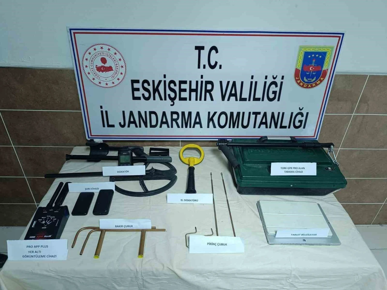 Eskişehir’de kaçak kazı operasyonu: 5 kişi suçüstü yakalandı!