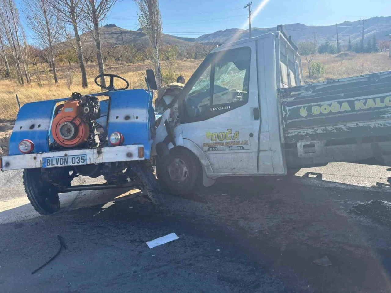 Afyonkarahisar’da kamyonet ile patpat çarpıştı: 1 can kaybı, 2 yaralı