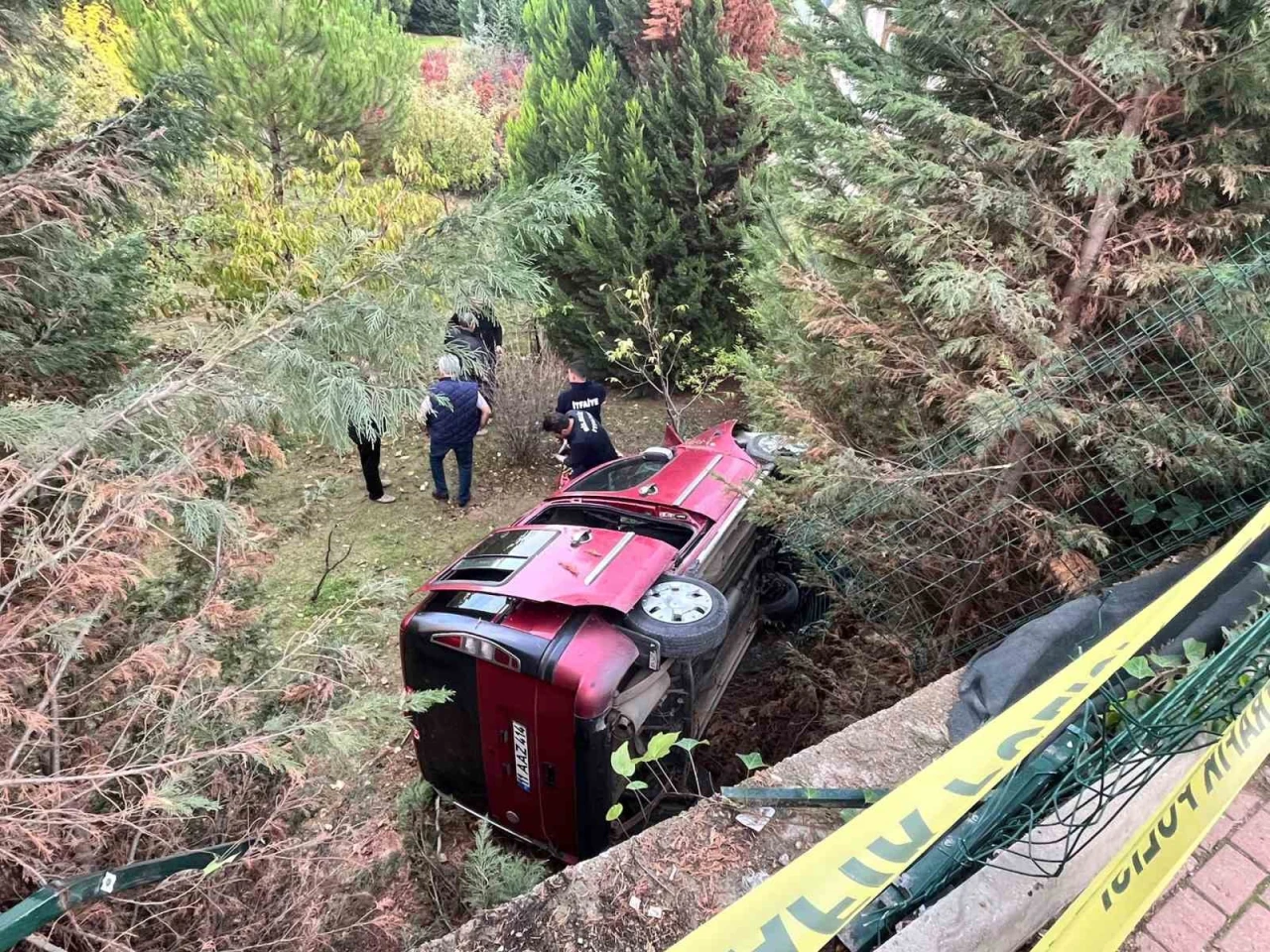 Bilecik’te kontrolden çıkan araç bahçeye uçtu, 2 kişi yaralandı